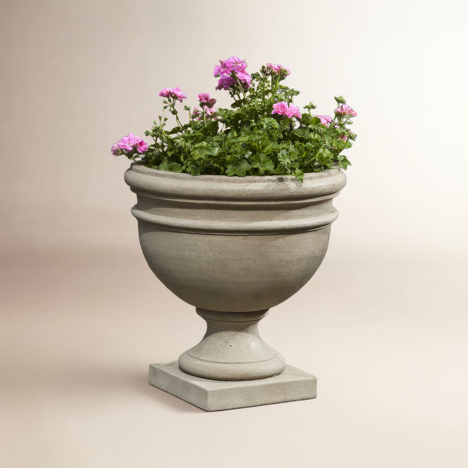 Montgomery 21" Urn Planter, Verde
