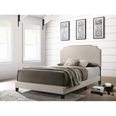 Lit très grand Eastern revêtu de cuivre beige, légèrement rembourré et doté d'une tête de lit intemporelle pour un panneau de chambre à coucher moderne en cuir