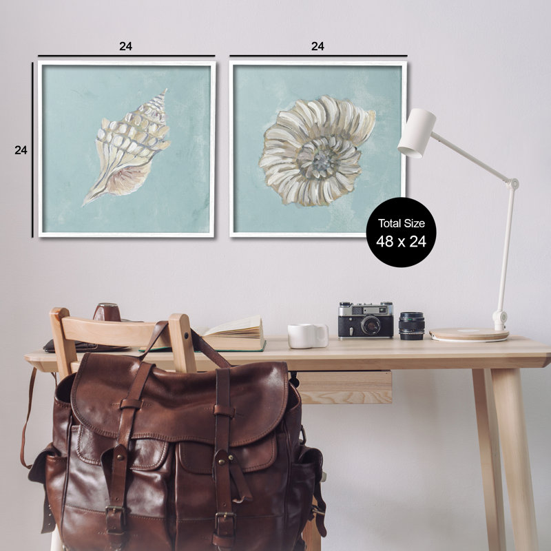 «Nautilus and Conch Seashells», ensemble de 2 giclées par Julie Derice, Giclée encadrée blanc bord de mer, H 24 po x l 24 po