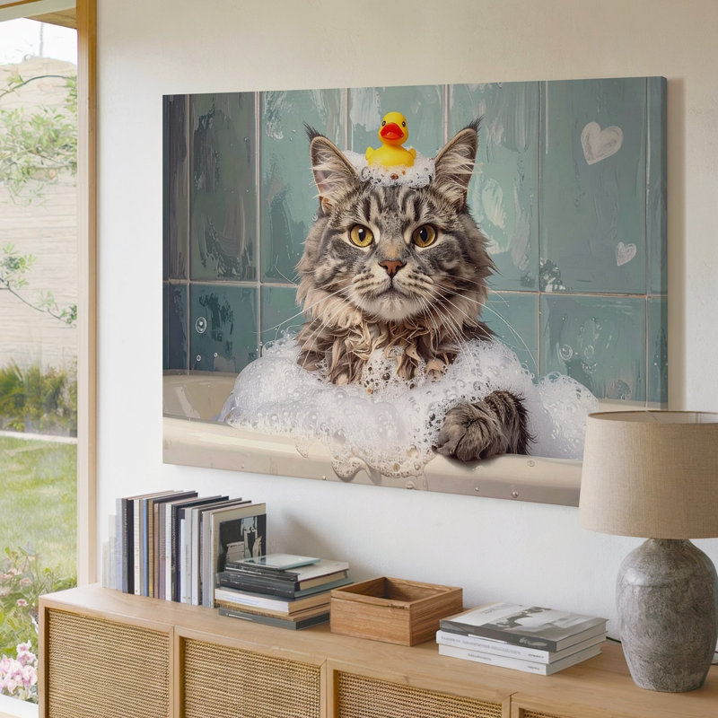 Toile, art ludique, chat dans le bain moussant, chat gris moelleux avec chapeau de fête et mur en caoutchouc prêt à accrocher