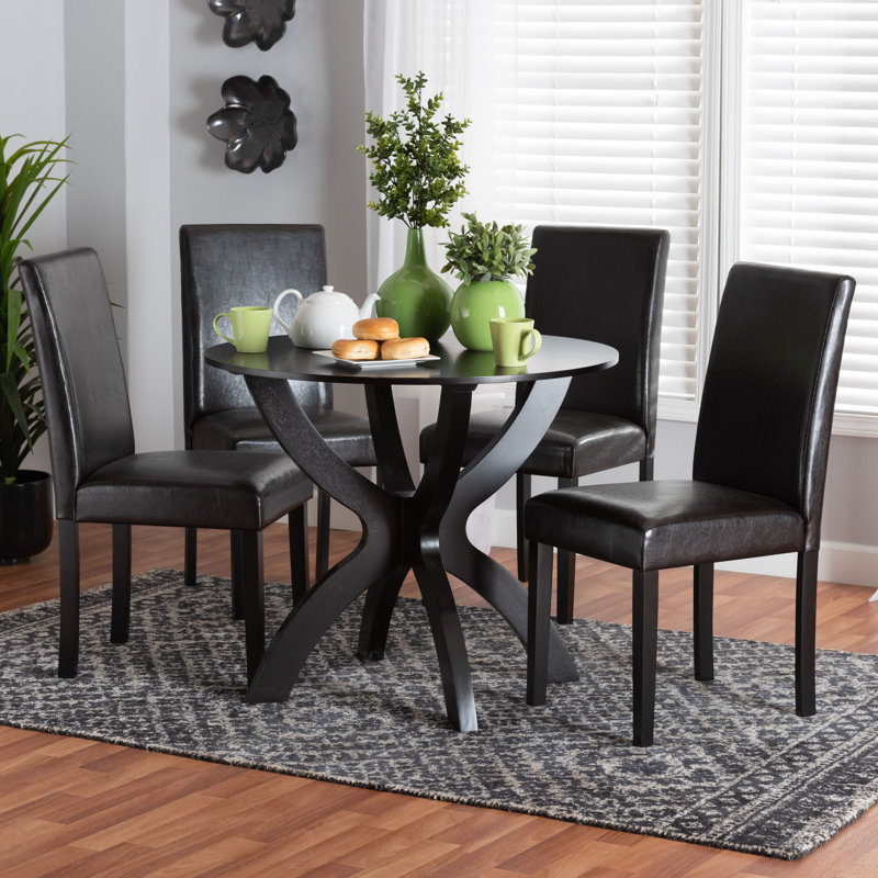 Ensemble repas pour quatre personnes