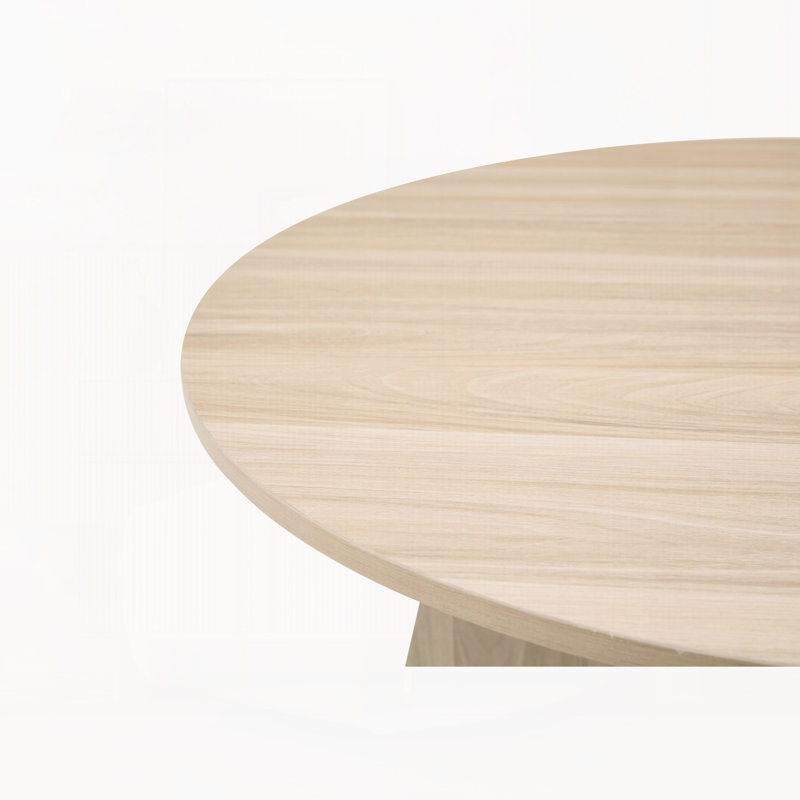 Ensemble de tables basses gigognes de style rétro. Disponible en finition noyer ou bois naturel. Tables d'appoint rondes avec pieds croisés. Idéal pour les salons et les salles à manger