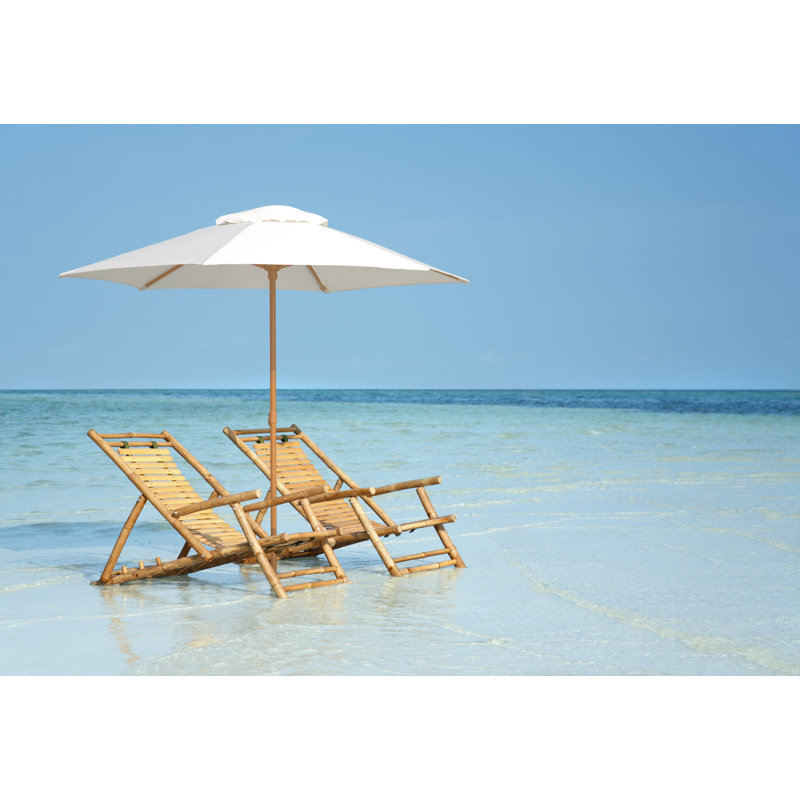 Chaises en bambou et parasol sur une plage en Floride, États-Unis par Cd Wheatley, H 12 po x l 18 po