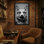 Animaux, chien tenant un pistolet dans la bouche, portrait en noir et blanc