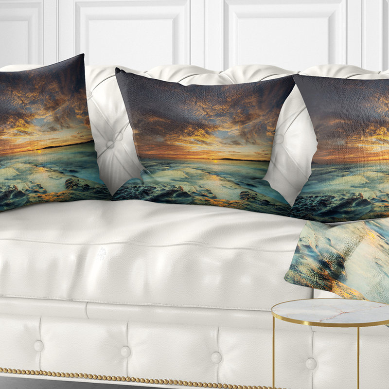 Coussin décoratif The Tanah Lot à Bali Island - Sea & Shore, 18 po x 18 po, Carré