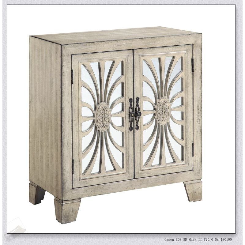 Console blanche antique avec portes en miroir, combinant une élégance intemporelle et un grand rangement pour toute maison