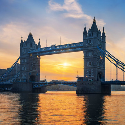 " Famous Tower Bridge " by Vwalakte