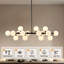 Lustre moderne de style Mid-Century à 16 lumières: lustres linéaires noirs Spoutnik de 40 po - Luminaire sphérique en verre blanc laiteux - Long lustre suspendu moderne pour îlot de cuisine de salon
