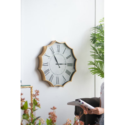 Horloge murale 23,5 x 2,5 x 23,5 po à chiffres romains rétro avec bordure dorée