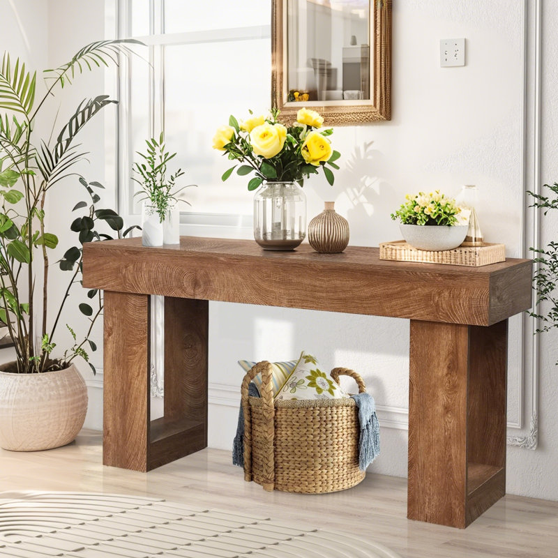 Console de 63 po de long avec canapé rectangulaire en bois derrière le canapé