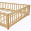 Lit plateforme au sol avec garde-corps et porte-795659788