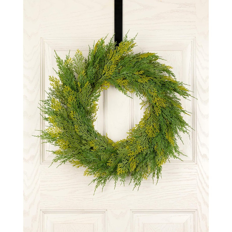 Couronne de Noël en cèdre avec lumières intégrées - vert - porte, mur et foyer