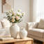 Ensemble de deux vases en céramique blanche à motif texturé à rayures en spirale, parfaits pour une décoration intérieure de style bohème champêtre.