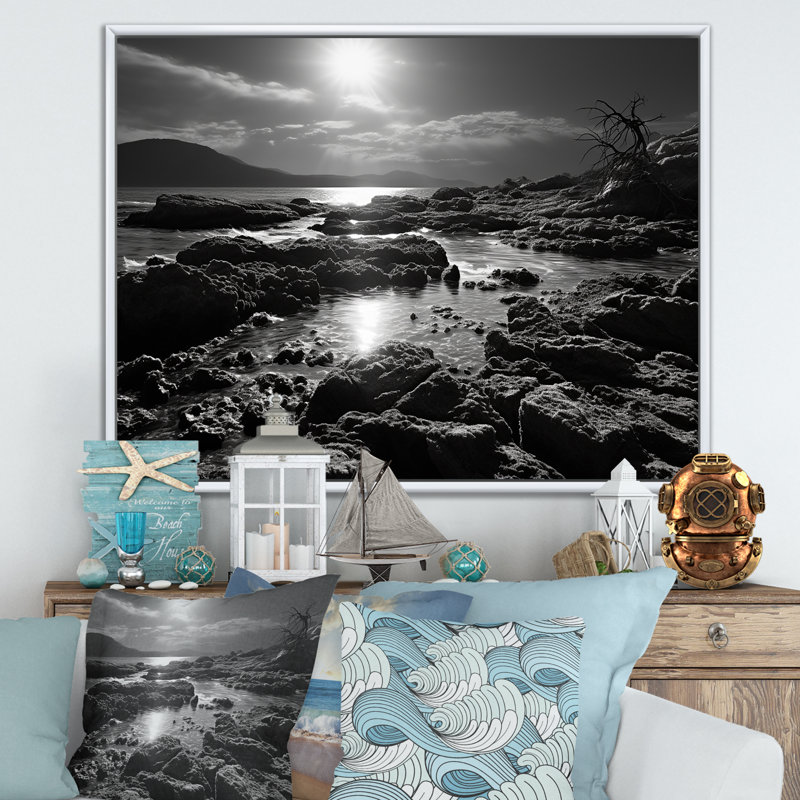 Plage rocheuse noire et blanche sur toile, H 30 po x l 40 po x P 1,5 po, Cadre flottant blanc