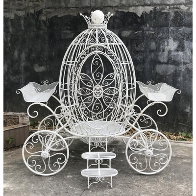 Chariot majestueux en fer avec couronne