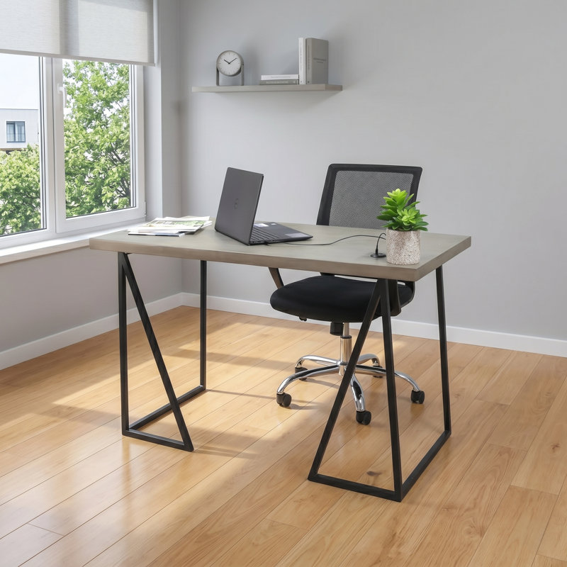 Bureau en bois d'acacia massif Moritz de 47 po avec port de chargement USB, bureau d'écriture d'ordinateur industriel avec base en métal, gris fumée