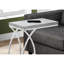 Table d'appoint grise avec base élégante en métal