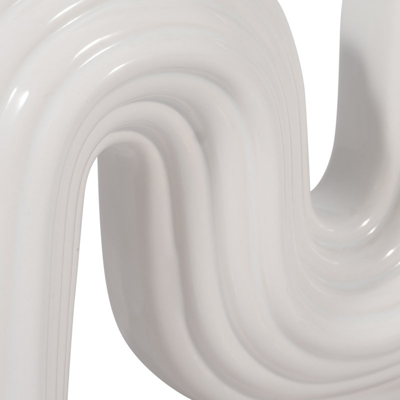 Vase en grès cérame avec forme sculpturale incurvée et motif texturé nervuré, Blanc