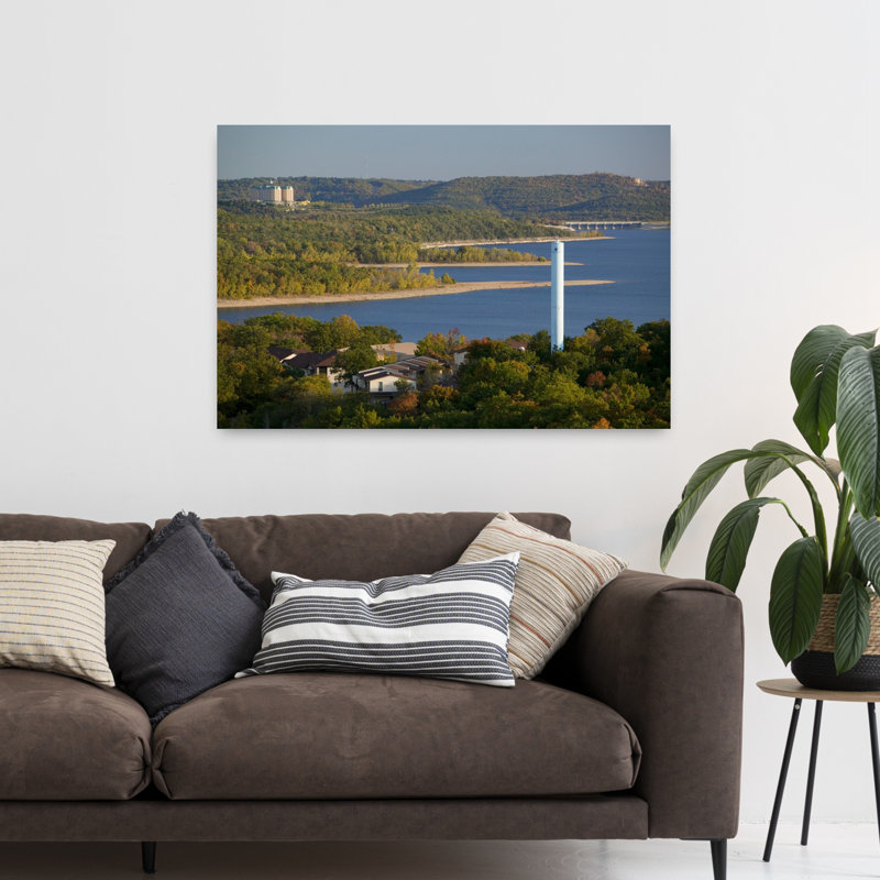 Vue en plongée d'un château sur le lac, hôtel Lake Taneycomo, Branson, Missouri, États-Unis, H 32 po x l 48 po