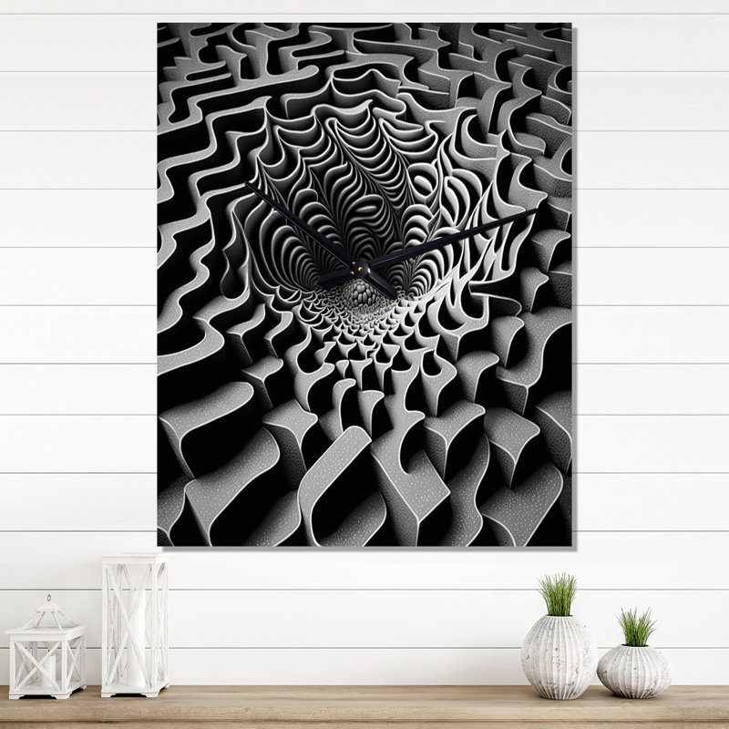 Horloge murale moderne à travers le labyrinthe noir et blanc I, H 28 po x l 12 po x P 1 po
