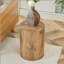 Ensemble de tables basses modernes et minimalistes de deux tables basses en bois aggloméré à motif de marbre de couleur bois. La table cylindrique avec son design à motif s'intègre facilement dans une variété de styles d'intérieur.