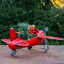 Petit avion avec arbre de Noël illuminé