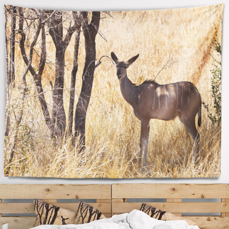 «Animal Grants» debout dans une tapisserie d'herbe, H 68 po x l 80 po