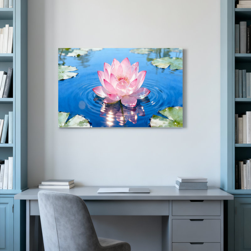 Ensemble de 1 tableau sur toile tendue représentant un nénuphar rose se reflétant sur une eau bleue., H 20 po x l 30 po