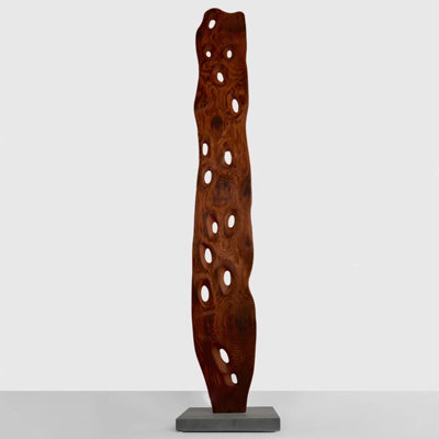 Sculpture de sol en bois massif à trou creux irrégulier avec base en pierre