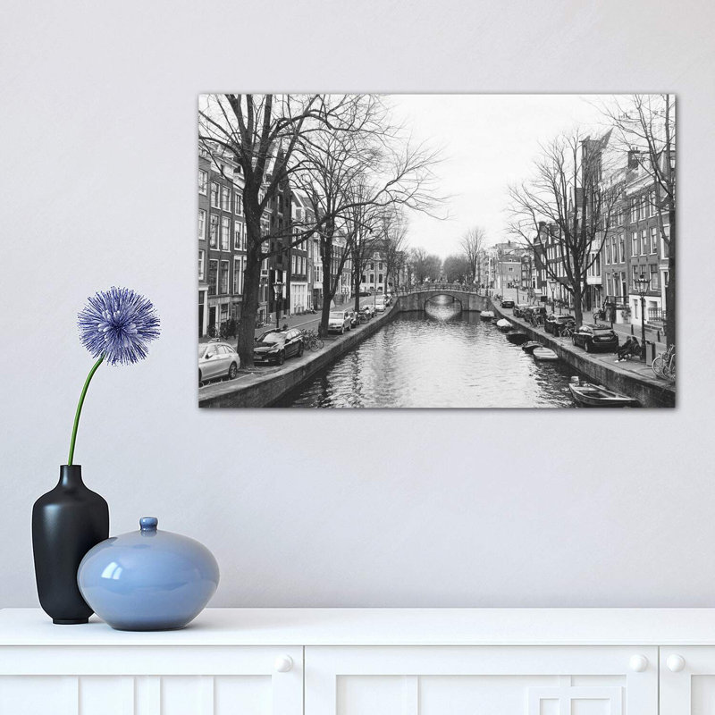 «Amsterdam Canal» par Kelly Rae Roberts - impression d'art graphique, H 12 po x l 18 po x 1,5 po, Toile tendue