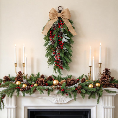 Ornement en forme de goutte de Noël 25,6 "avec nœud en toile de jute, oreille d'agneau, baies rouges et pommes de pin, ornement suspendu rustique
