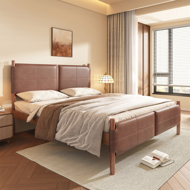 Grand lit avec tête de lit tapissier en cuir brun, structure en bois