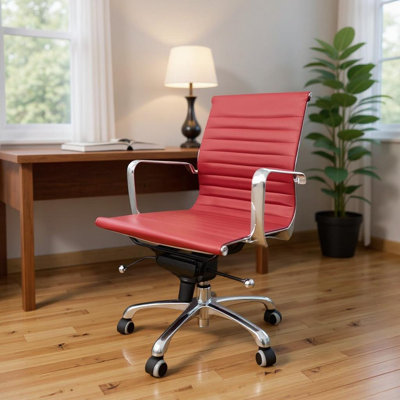 Chaise de bureau pivotante rouge et argentée en similicuir