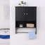 Armoire de rangement au-dessus de la toilette