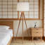 Lampe trépied Postmodern avec interrupteur au pied, éclairage minimaliste avec faux grain de bois et abat-jour tambour blanc pour l'ambiance, l'accent ou la lecture