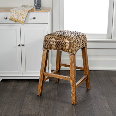 Tabouret de comptoir en jacinthe d'eau tissé sans dossier 26 po Maui Coastal, structure en bois de manguier massif avec repose-pieds intégré pour îlot de cuisine