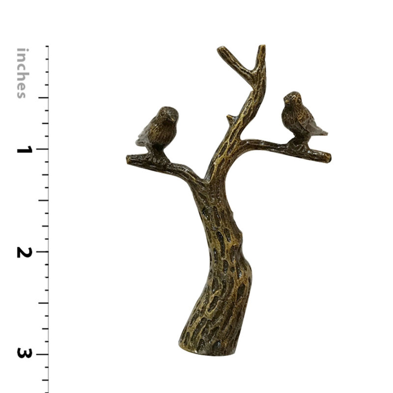 Faîteau de petites oiseaux dans une lampe arborescente