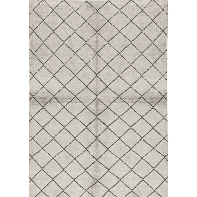 Kendale Geometric Area Rug in Gray/Black