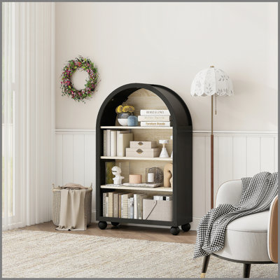 Armoire de rangement arquée à 4 niveaux avec bords sculptés, bibliothèque en panneau de fibres à densité moyenne avec cadre en métal noir et finition peinte à la main, étagère de présentation autoportante pour le salon, le bureau ou le bureau (70,5 x 30 x 116 cm)