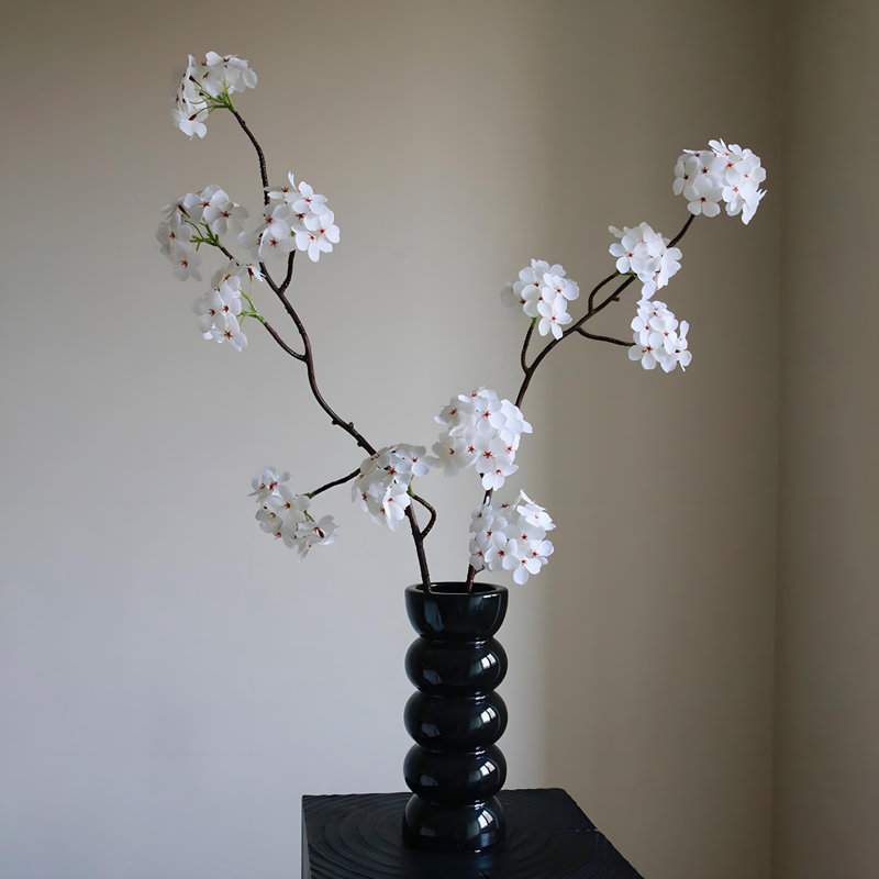 Ornements de fleurs simulées