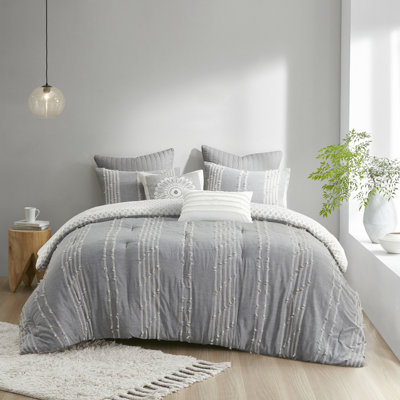 Édredon en coton gris double / grand. 100% tissu. Rayures brodées sur fond gris. Revers avec motif. Finition en forme de couette. 2 taies décoratives assorties. Lavable à la machine. . Double / gris grand.