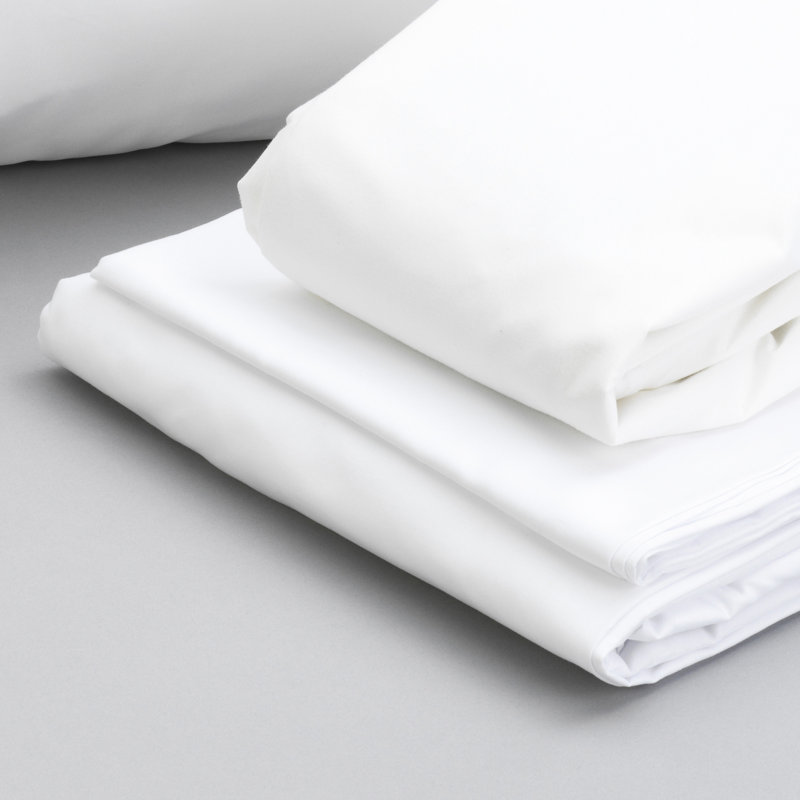 Ensemble de literie pour lit simple en coton TG - coussin, drap, housse de protection pour matelas. Couleur principale blanche. Microfibre douce 100% 100 g / m². Le protecteur protège les liquides renversés et les squames d'animaux. Coussin avec housse amovible pour