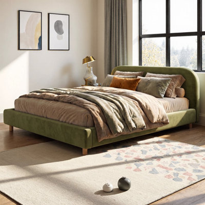Lit plateforme capitonné Bento California King avec tête de lit incurvée en velours, design minimaliste moderne, cadre épais rembourré, pieds en bois massif, sommier non requis, capacité de 363 kg, montage facile