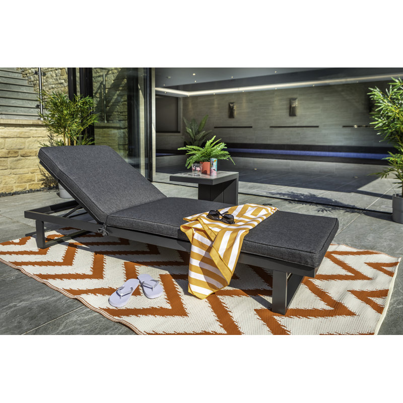 Cosmopolitan Lounger