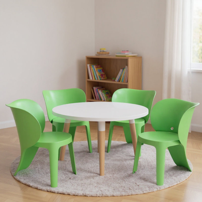 Ensemble de quatre chaises pour enfants en plastique vert robuste
