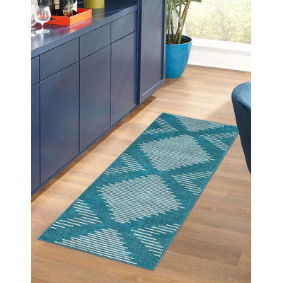 Tapis bleu à motif géométrique