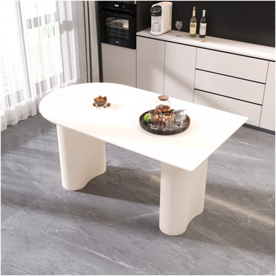 Table de salle à manger de 63 po en MDF moderne de style crème et table d'appoint irrégulière de 63 po, table de salle à manger pour 4 à 8 personnes, pieds de table ronds en bois d'ingénierie épais, plateau de table blanc crème épais et élégant