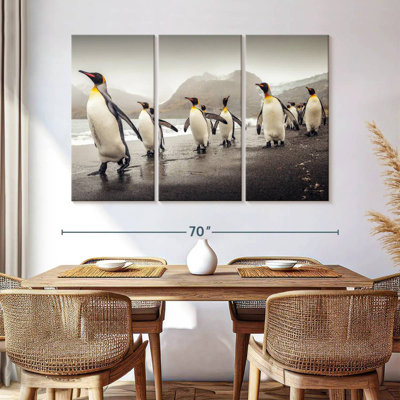 Pingouins bruns le long de la plage