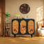Buffet en bois massif avec art abstrait-104312425
