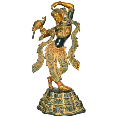 Apsara avec un paon appliquant du vermillon